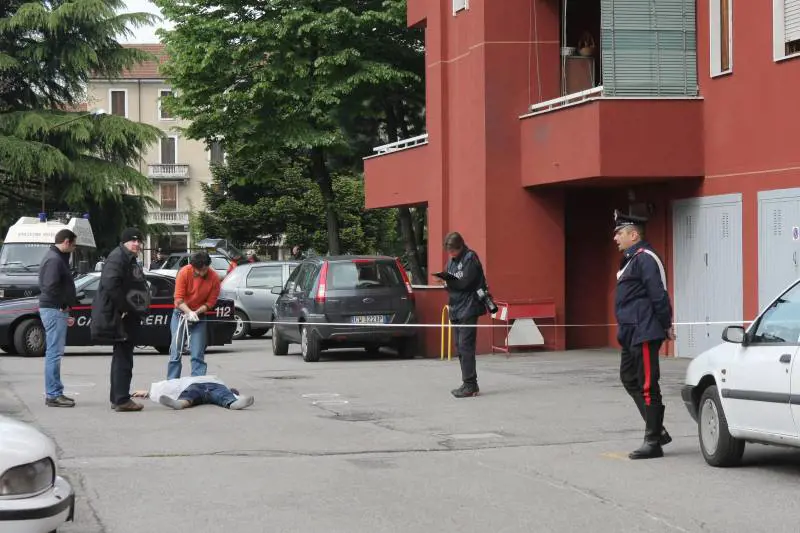 Milano, giù dal sesto piano ammanettato: muore
