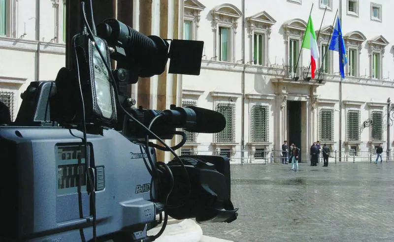 Palazzo Chigi ai dipendenti: «Timbrate, cè la tv»