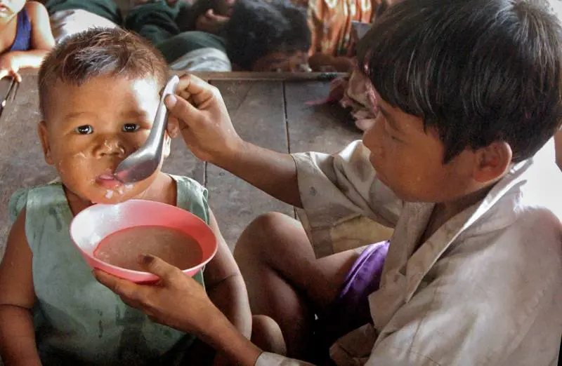 Birmania, folle affamate. I soccorsi scappano