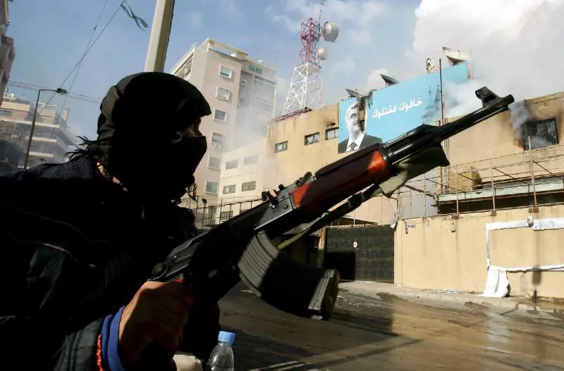 A Beirut assediata tra cecchini e negozi aperti 
Il Papa: "Pace o si va verso l'irreparabile"