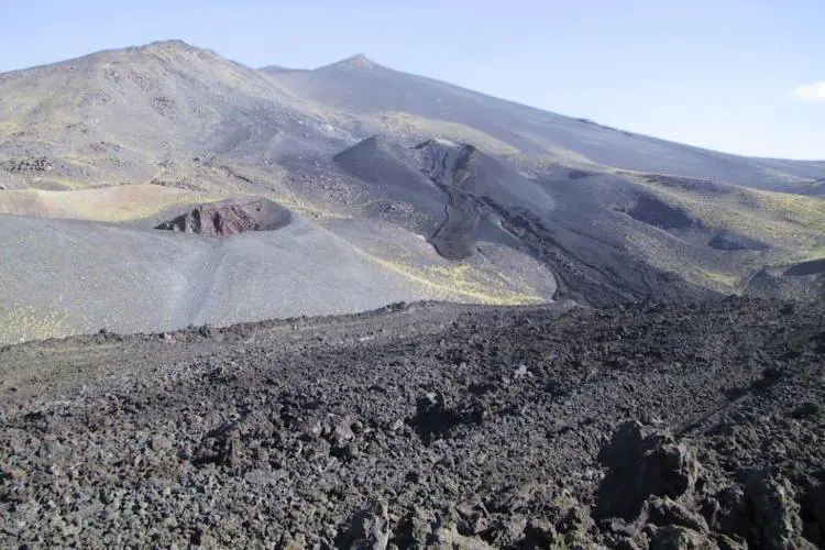 L'Etna si risveglia: 150 scosse