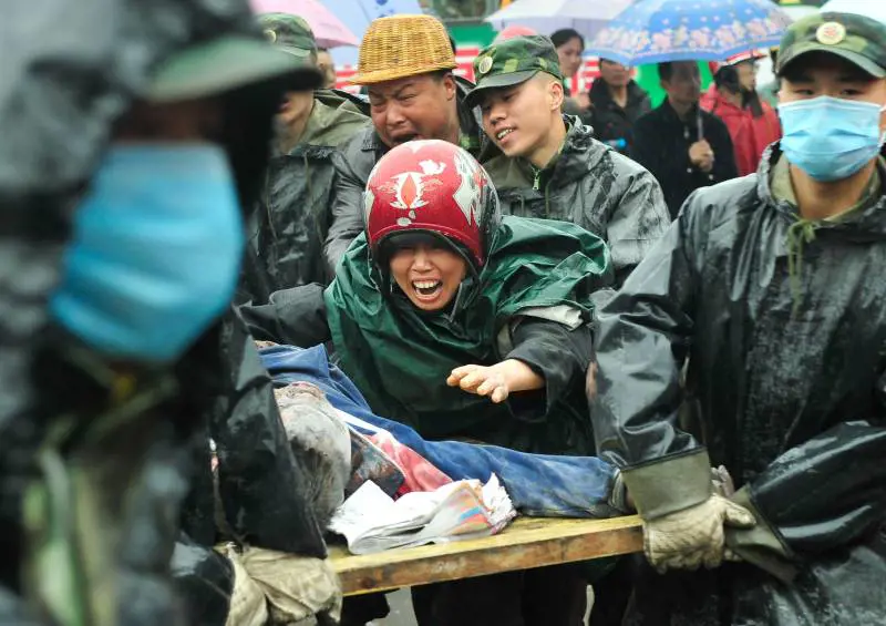 Cina in ginocchio: 
decine di migliaia 
sotto le macerie