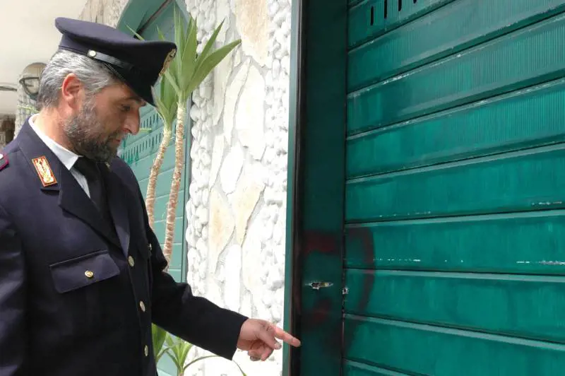 Sorprende ladro nel bar, spara e lo uccide