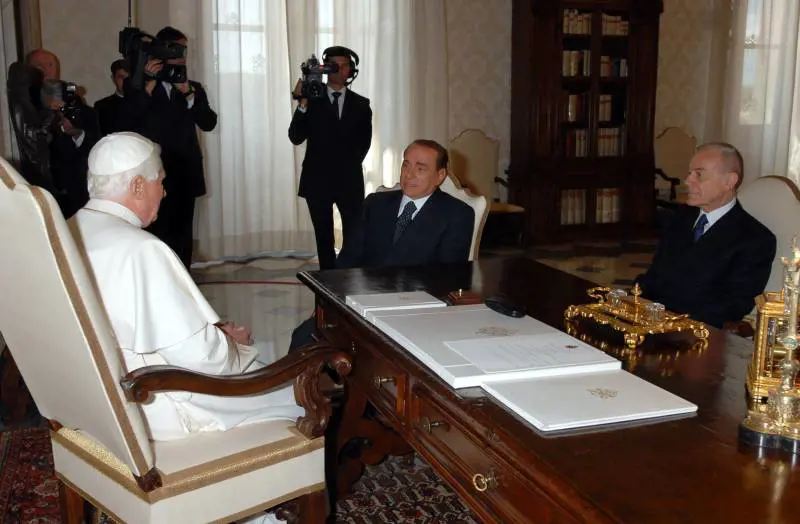 Berlusconi al Papa: "Sacralità della famiglia"