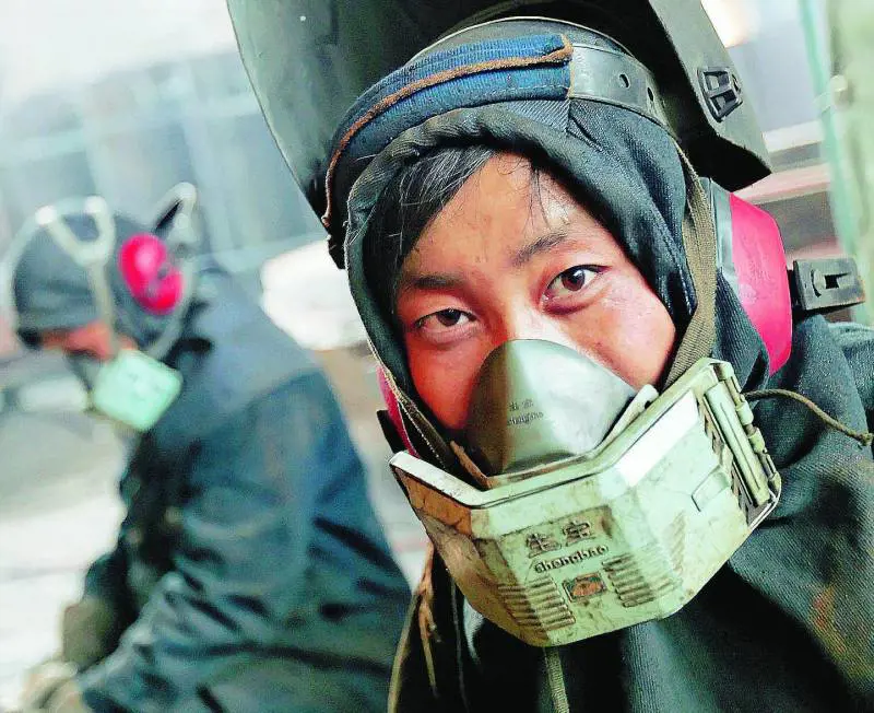 Cina, ecco la museruola 
per chi parla in fabbrica