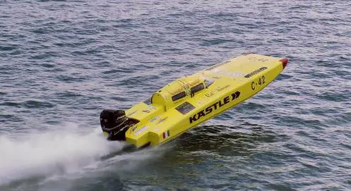 In gara uno contro l’altro. Il papà  
si schianta, il figlio diventa campione