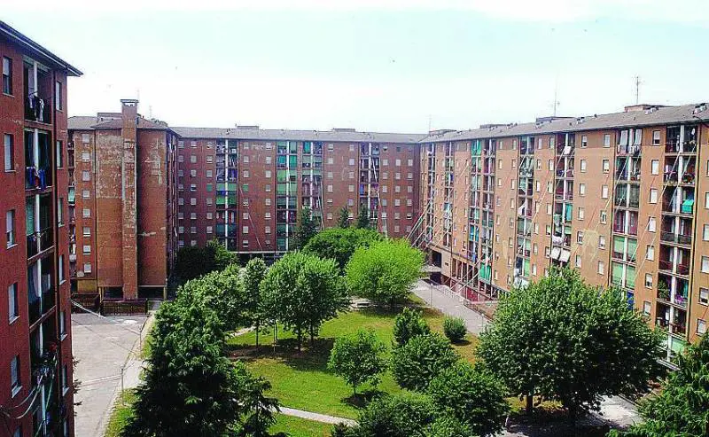 Abita in un alloggio popolare ma sul conto ha 500mila euro