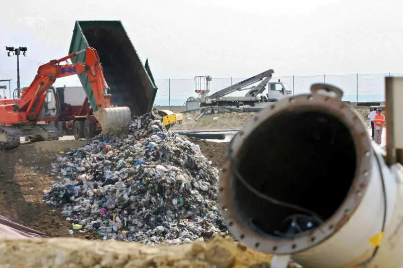 Rifiuti, Bossi: "Il Nord darà una mano"
