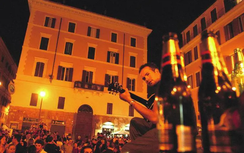 Il divieto di vendita per asporto nel I, III, XIII e XX riguarda anche le lattine. Soddisfatto il sindaco Alemanno: «Il centro storico sarà più vivibile»