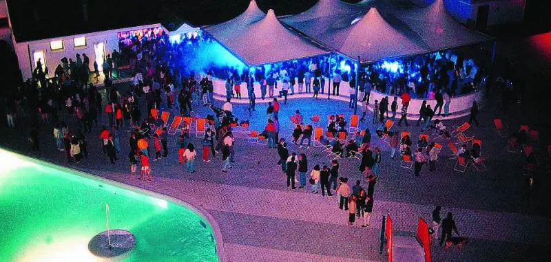 Piscine, si balla dallaperitivo a notte fonda