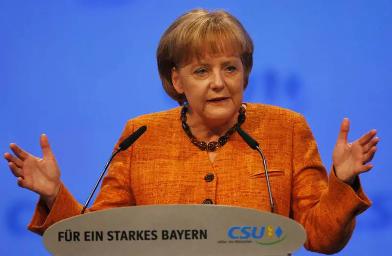 "Il velo non lo metto" 
La Merkel non entra 
nella moschea d’Algeri