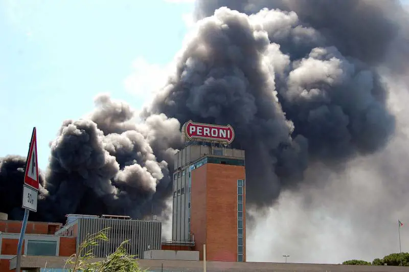 Bari, incendio alla Peroni: 
tre persone intossicate