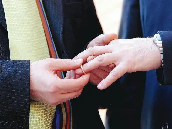 Perse il compagno in un incidente: l’assicurazione risarcisce il "vedovo"