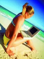 Pc senza fili sotto lombrellone