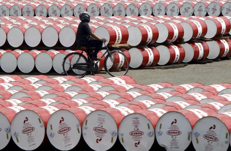 Greggio in picchiata, ma la benzina non scende