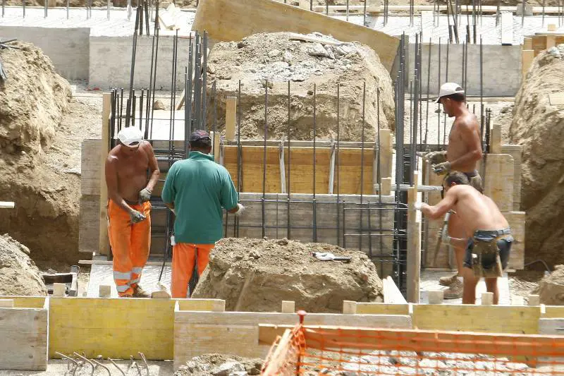 Brescia, crolla un muro: muoiono due operai