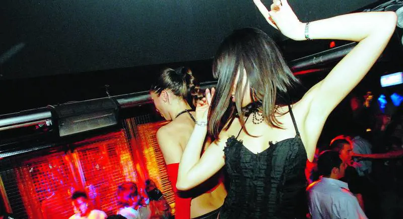 «Salvate mio figlio». E scatta il blitz in discoteca