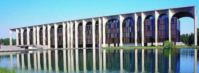 Mondadori brinda alla cessione delle tipografie