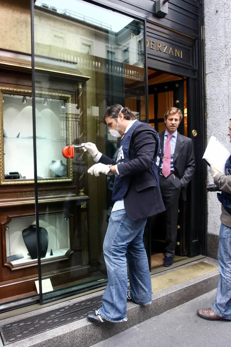 Lupin-lavavetri ruba 
800mila euro di gioielli