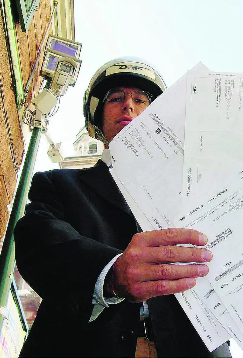 Adolescenti bruciano auto