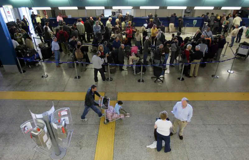 Alitalia, il giorno dello sciopero selvaggio: ritardi 
La linea dura del Viminale: "Stop all'illegalità"