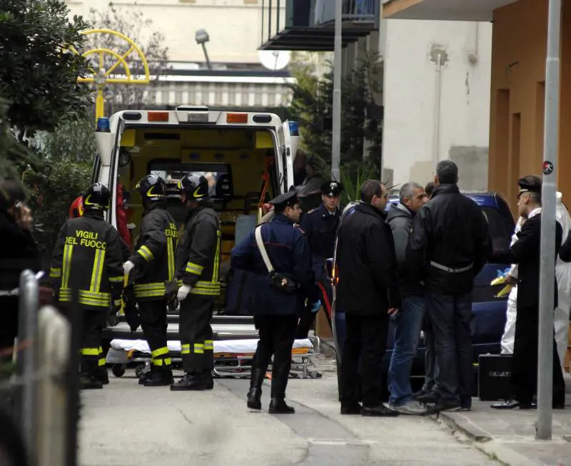 Uccide la moglie, spara alla figlia e tenta suicidio