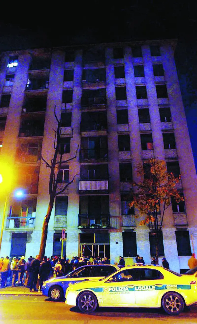 Brucia il palazzo  occupato dai clandestini: sfiorata la tragedia