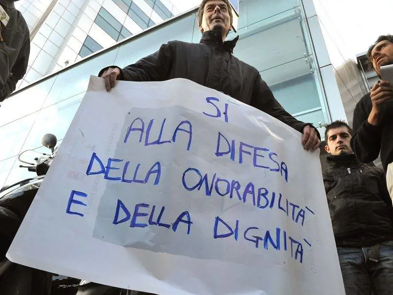 Tangentopoli, il Pd finisce per strada 
Domenici s'incatena sotto Repubblica