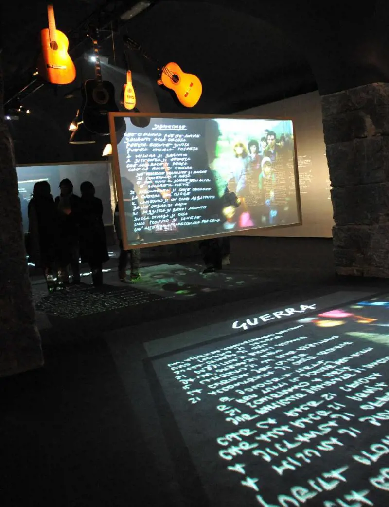 Bicio e Nina, bambini sui prati  e unaltalena