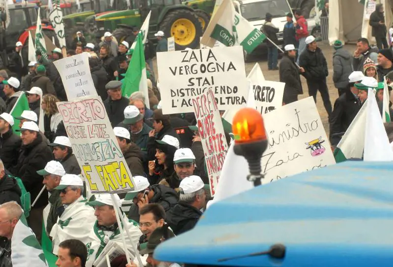 Quote latte: torna la protesta, ma è polemica