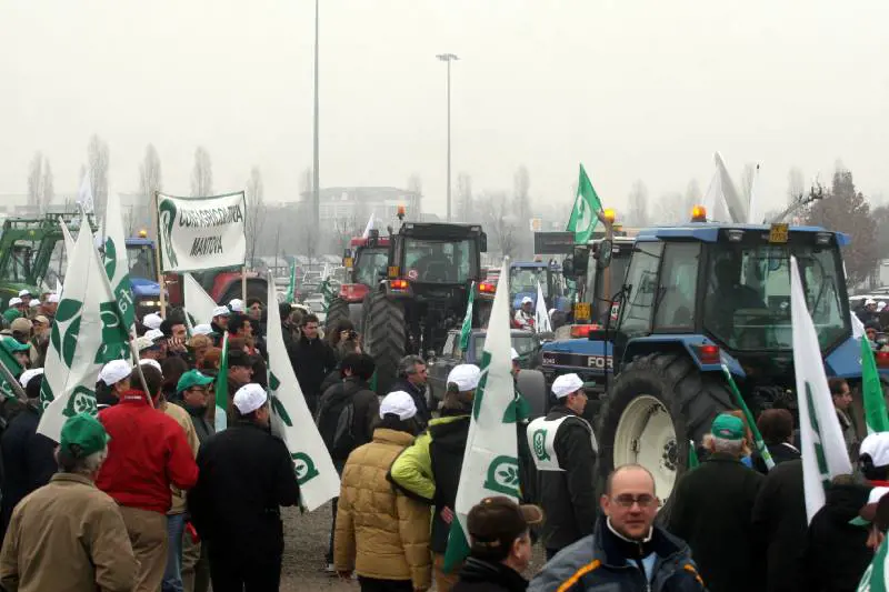 In trattore verso Arcore, ma sono poche centinaia