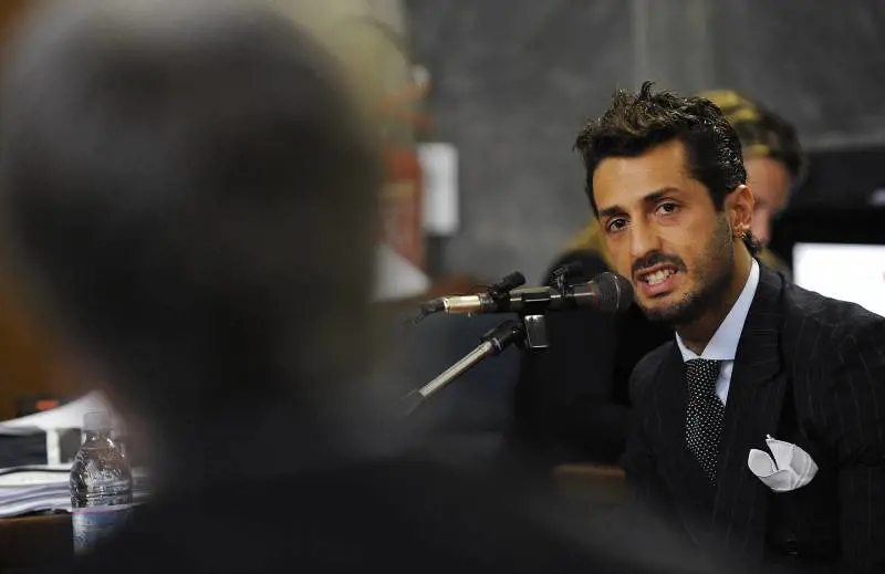 In aula l’ultimo show di Corona 
Da Lapo a Moratti, insulti a tutti