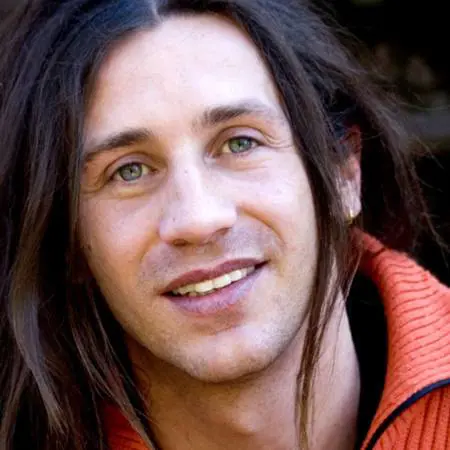 Povia racconta la propria gioventù: 
"Coca e canne: periodo massacrante"