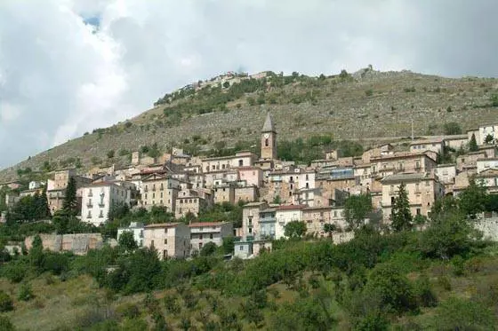 Calascio, simbolo dell'Abruzzo che non crolla