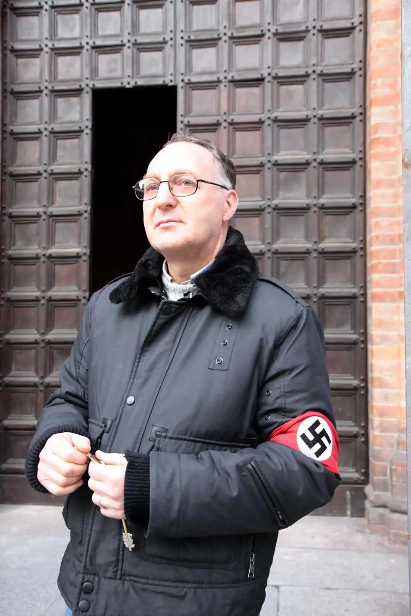 Angelo, il sacrestano nero 
con la svastica sul braccio