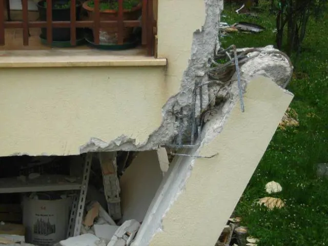 L'Aquila, sotto inchiesta la via dei "palazzi inginocchiati"