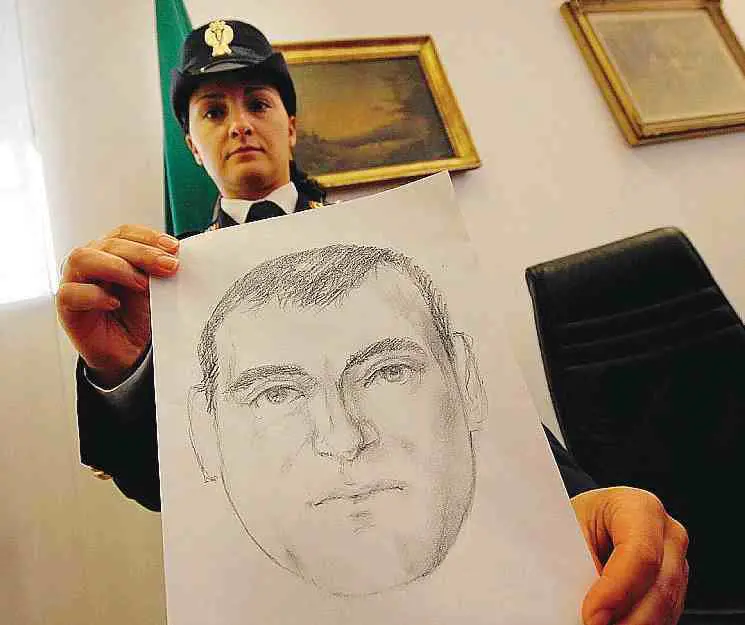 Donna uccisa con una coltellata nel parco: c’è l’identikit del killer, quartiere al setaccio