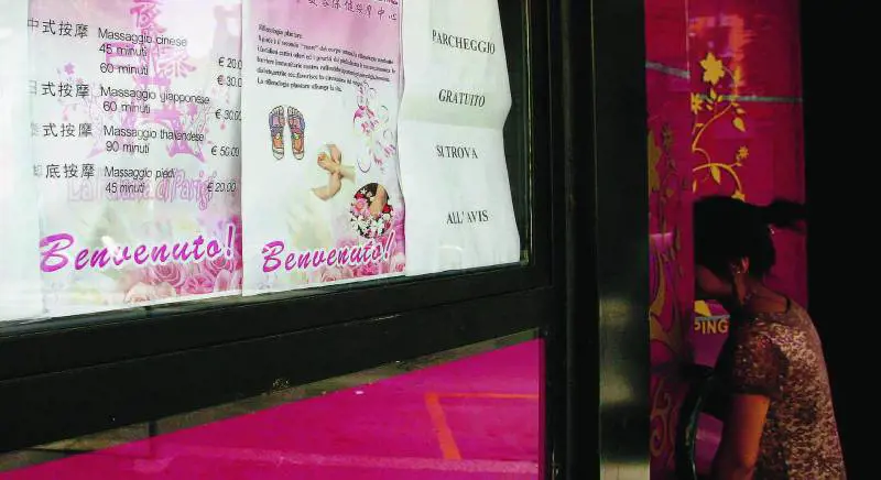 Lanterne (e luci) rosse a Chinatown: così i massaggi diventano un affare