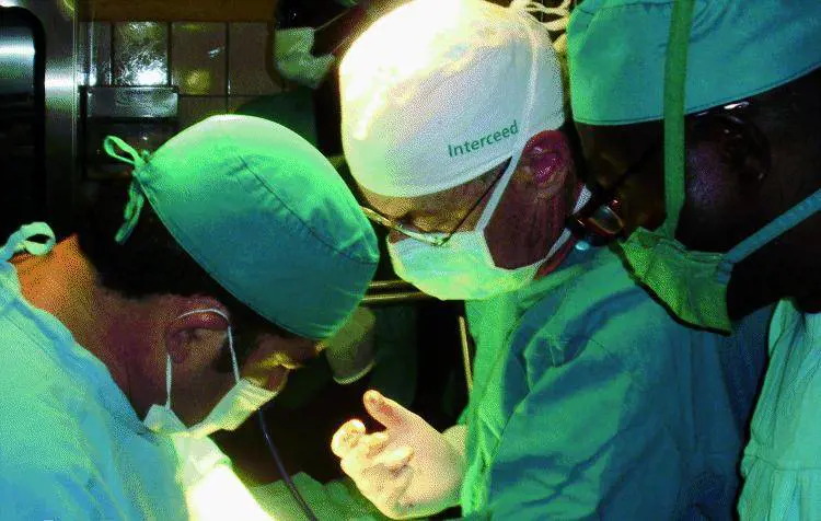 Medici in Africa, contro tanta miseria combattono i «Guerrieri della luce»