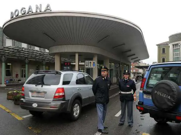 Chiasso: "Niente da dichiarare"   
In valigia hanno 96 miliardi di euro