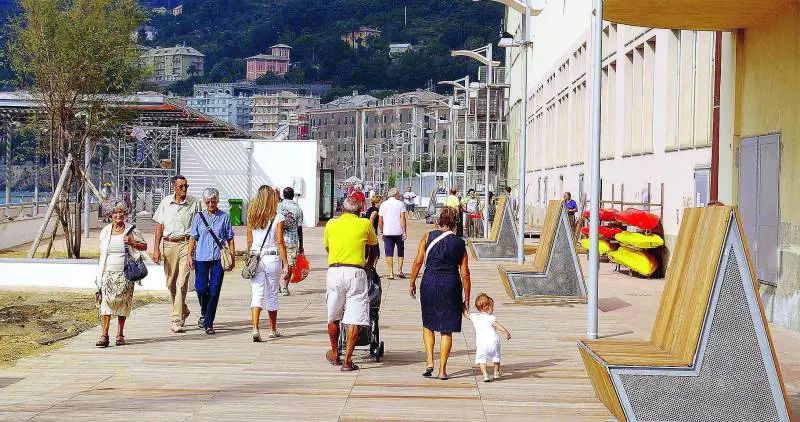 Voltri, dopo la maxirissa in spiaggia arrivano telecamere e pattuglie