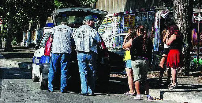 Prostitute Sul marciapiede all’8° mese di gravidanza