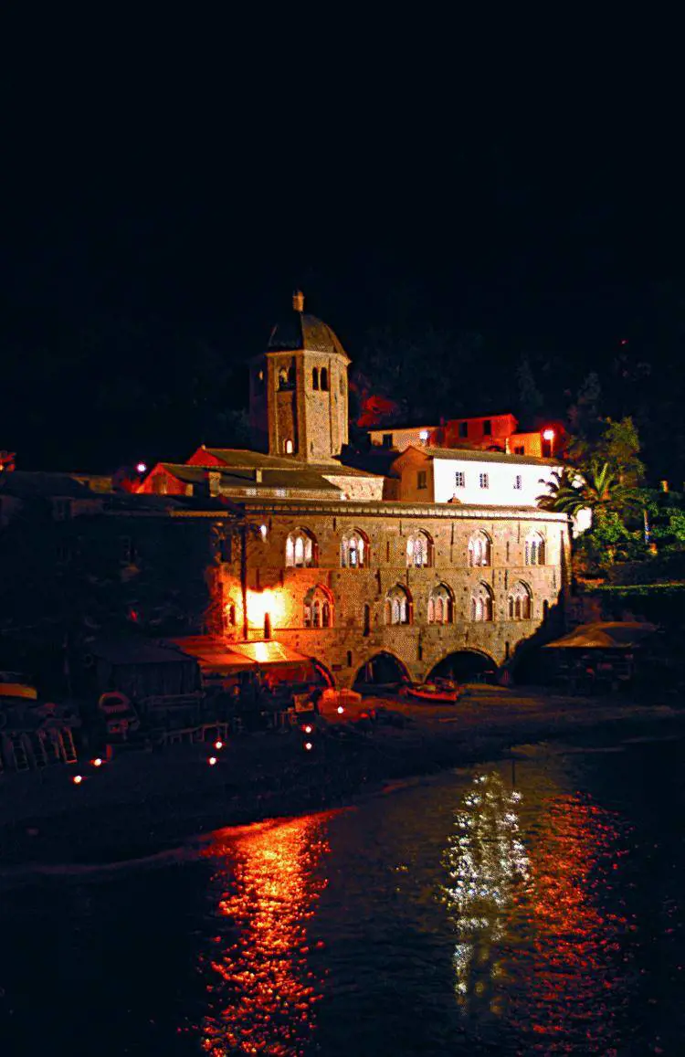 I concerti nellabbazia riempiono demozione le notti di S. Fruttuoso