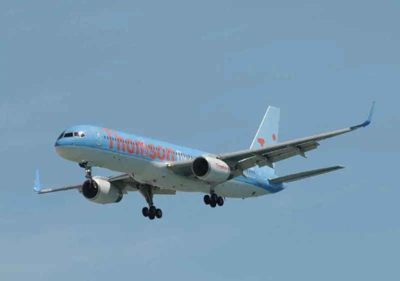 Aereo guasto: lo ripara un passeggero