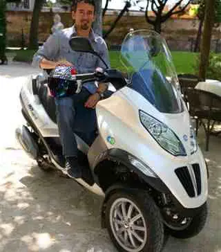 Scooter ibrido, Piaggio fa da apripista