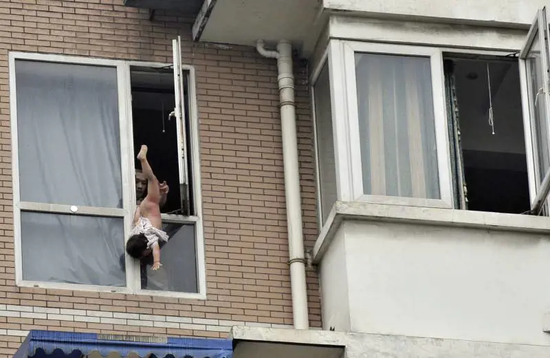 Cina, Uomo ragno sventa la tragedia: 
squilibrato tenta di uccidere neonato