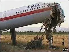 Iran, aereo a fuoco dopo l'atterraggio: 17 morti