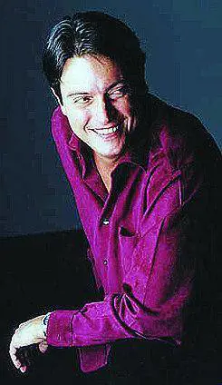 Di padre in figlio, la magia continua Cristiano sul palco per cantare Faber