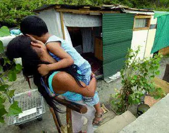 Dà lavoro a una rom, massacrato dal clan