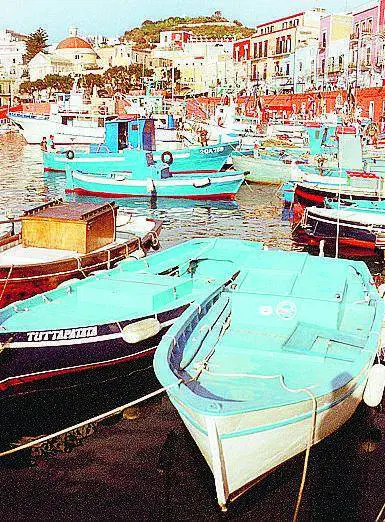I magistrati sequestrano i moli E il bagno diventa un miraggio